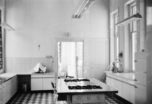 850913 Interieur van de leeggeruimde keuken in het klooster van de Zusters van O.L. Vrouw ter Eem in Amersfoort (Deken ...